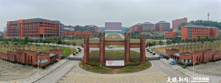 贵州大学是国家“双一流”建设高校、“211工程”重点建设高校，下设39个学院。林民 摄影.jpg