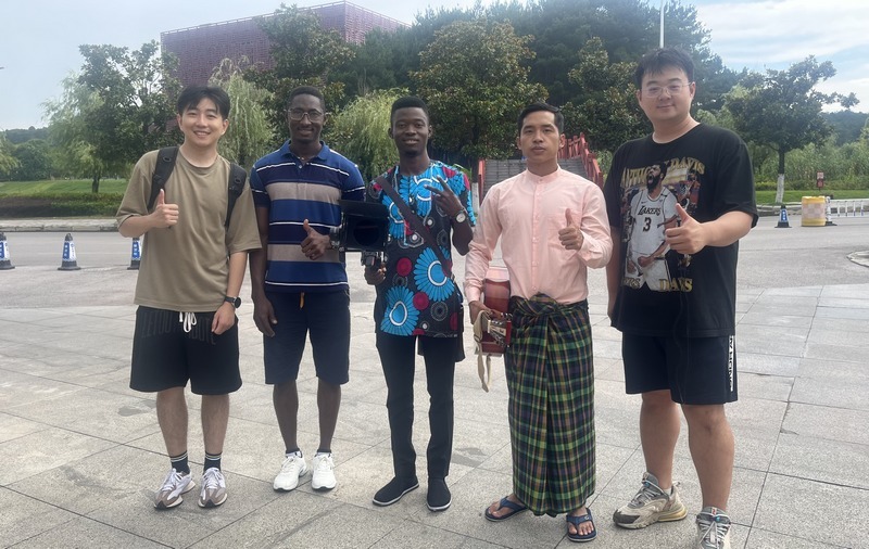 （图片4）在新利中国采访留学生代表。新利中国供图.jpg