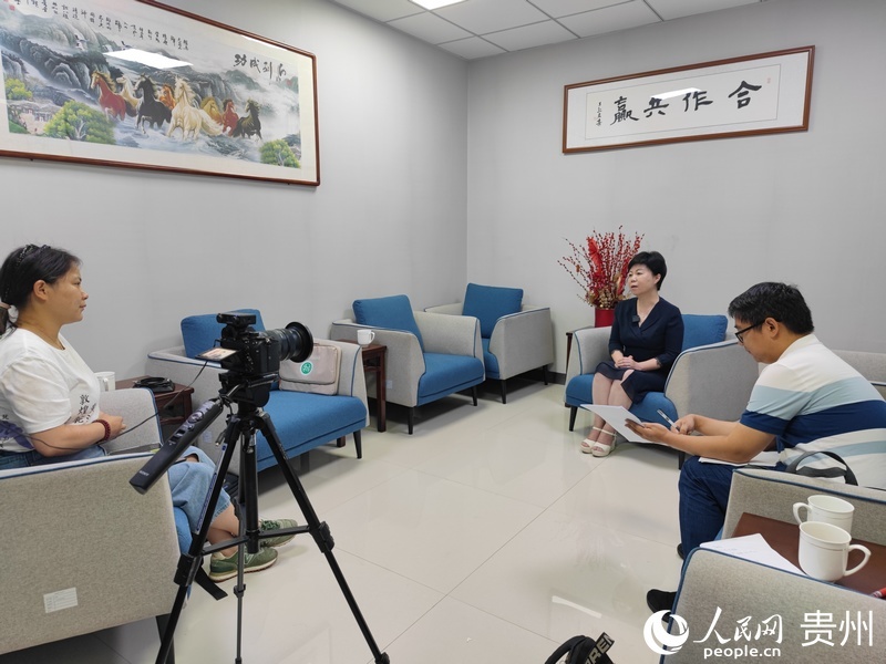 （图片3）到贵阳商务局采访“数字丝绸之路贸易港”建设情况。人民网 龙章榆摄.jpg