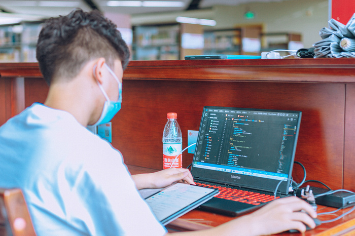 学生线上学习。贵州大学供图