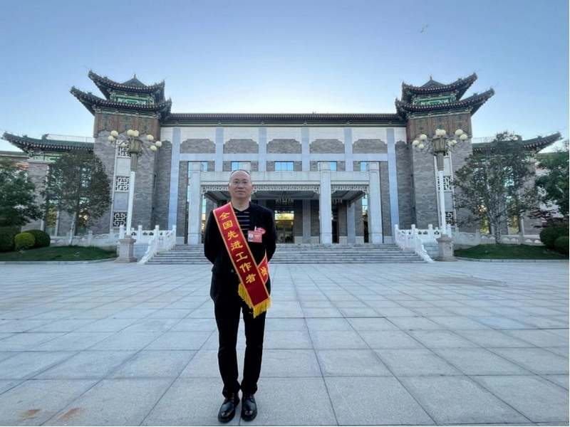 吴传明荣获“全国先进工作者”称号。