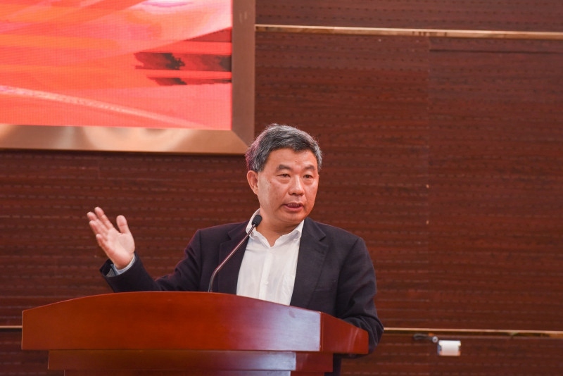 2.开幕式上，贵州大学党委副书记骆长江讲话。吴雷 摄