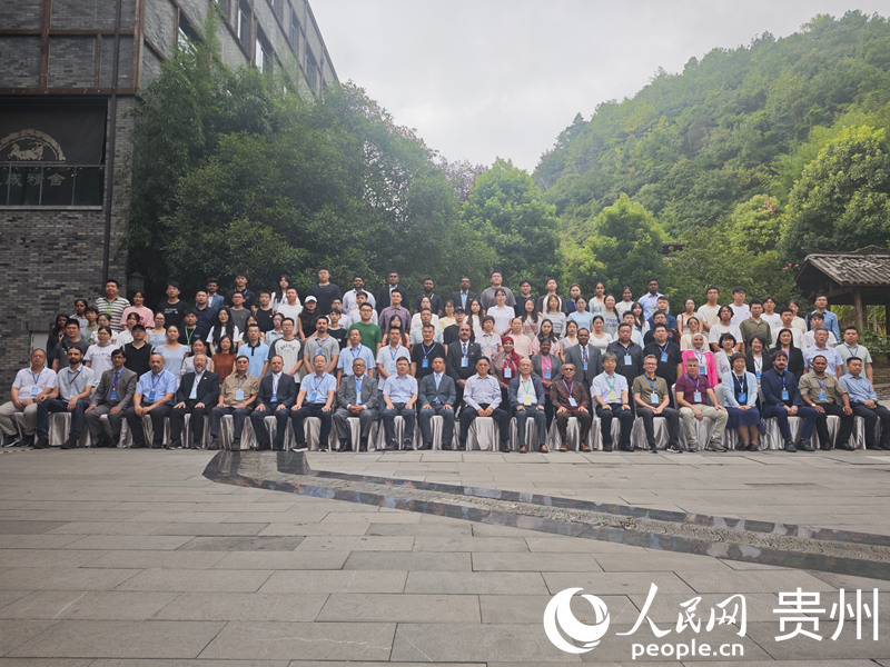 合影留念。人民网 黄小桃摄