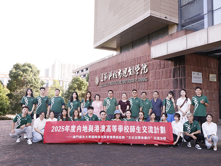 黔澳两地师生合影。
