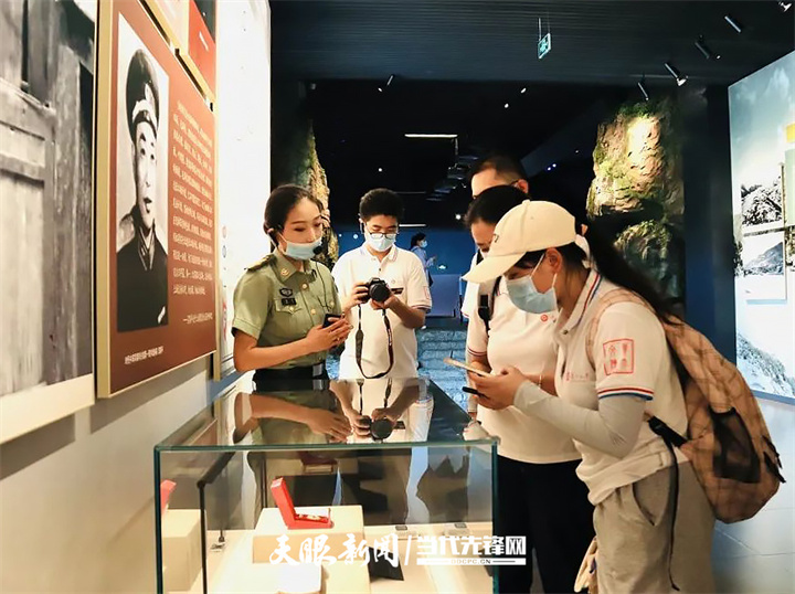 1660538957476114.jpg 贵州大学文学与传媒学院“黔进薪传”实践队在四渡赤水纪念馆调研.jpg