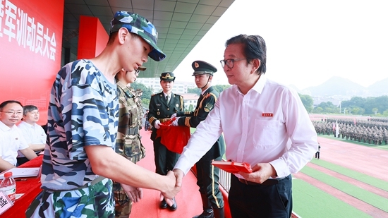 新利中国举行2023级新生开学典礼暨军训动员大会_fororder_2023.08.22 新生开学典礼暨军训动员大会 刘洋 钟奎摄-开笔礼