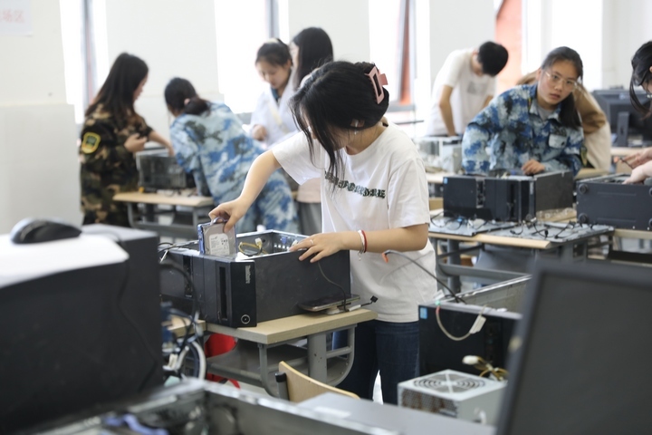 学生们正在学习拆装电脑。雷昊摄