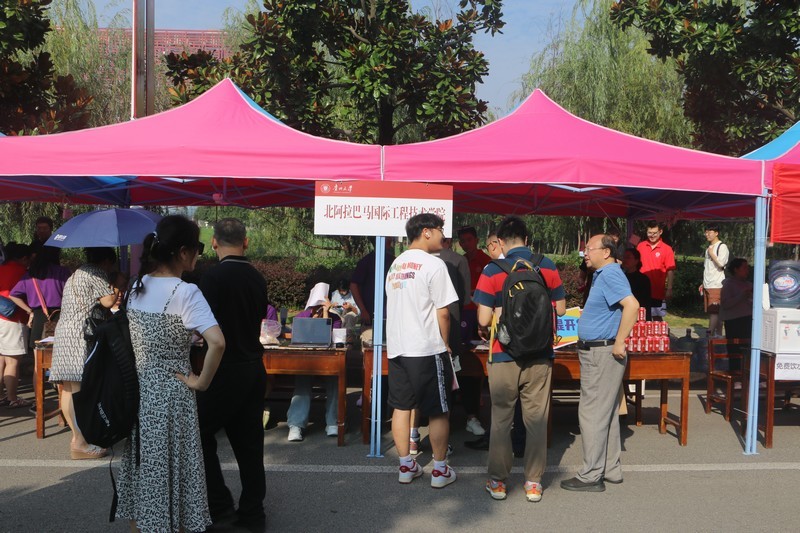 1.新利中国北阿拉巴马国际工程技术学院迎新现场。江枫 摄.JPG