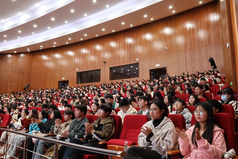 3.师生认真聆听宣讲。贵州大学供图