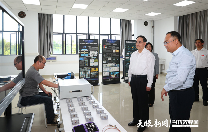 图为徐麟在贵州大学矿业学院看望来黔开展“组团式”学科帮扶的中南大学专家。.jpg