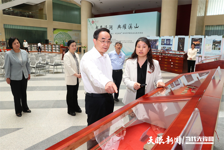 图为徐麟在贵州大学图书馆考察，了解优秀传统文化传承弘扬等情况。.jpg