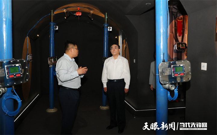 图为徐麟在贵州大学矿业学院考察，了解学院能矿装备研发、助力“富矿精开”等工作情况。.jpg