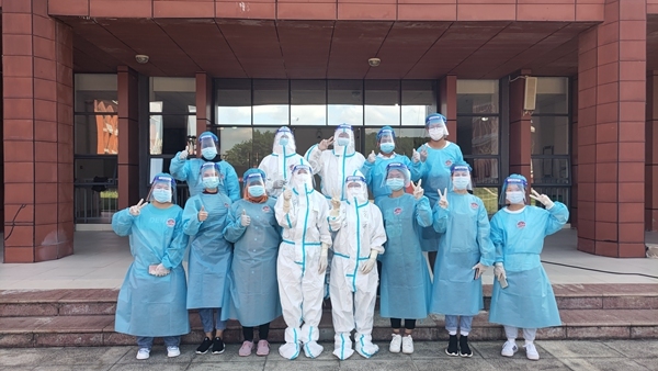 5.前排左二：柯蕊丝，左三：吉雅，右二：爱喇，右三：阮氏美幸；后排左一：朱麻，右二：韩在琛。贵州大学供图