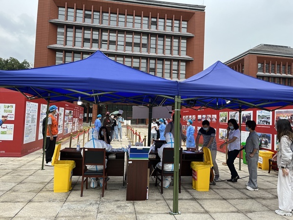 贵州大学在校留学生参加志愿服务。贵州大学供图