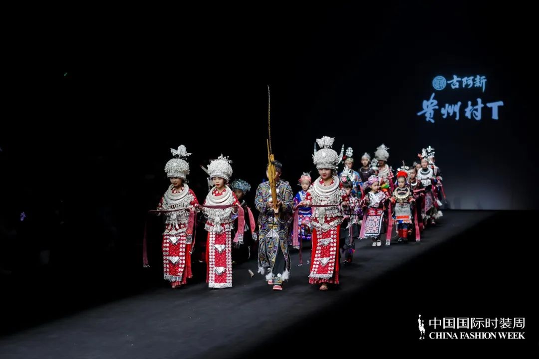 在中国国际时装周上的贵州“村T”少年少女们.jpeg