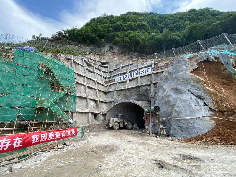 圖為右岸交通洞出口。王媛儷攝