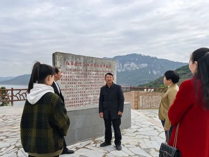 村民黄廷文为游客义务讲解红军强渡乌江的故事。赵仁妃摄