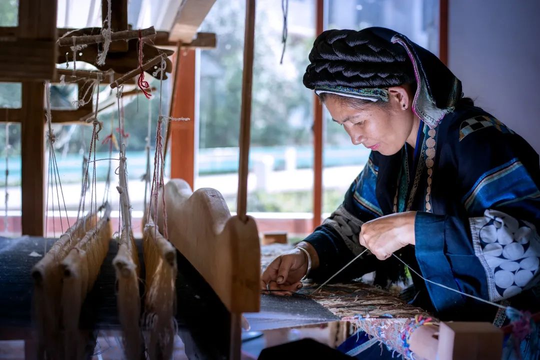 布依族女孩子从10岁开始学习制作蜡染布,她们把蜂蜡加热熔化成蜡汁,用