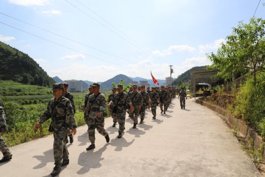 江口县人武部组织应急民兵队伍开展野外拉练