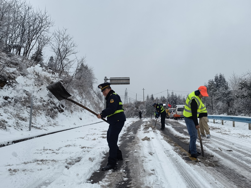 国省干道"一路三方"铲雪除冰保畅通g7612纳兴高速(晴兴段"一路三方"