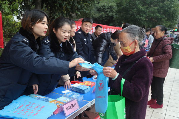 設置諮詢臺營造濃厚的宣傳氛圍,發放法治宣傳手冊,環保袋,圖冊書籍等