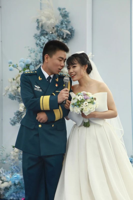 左手牽你右手敬禮貴陽貴安軍人集體婚禮高甜來襲