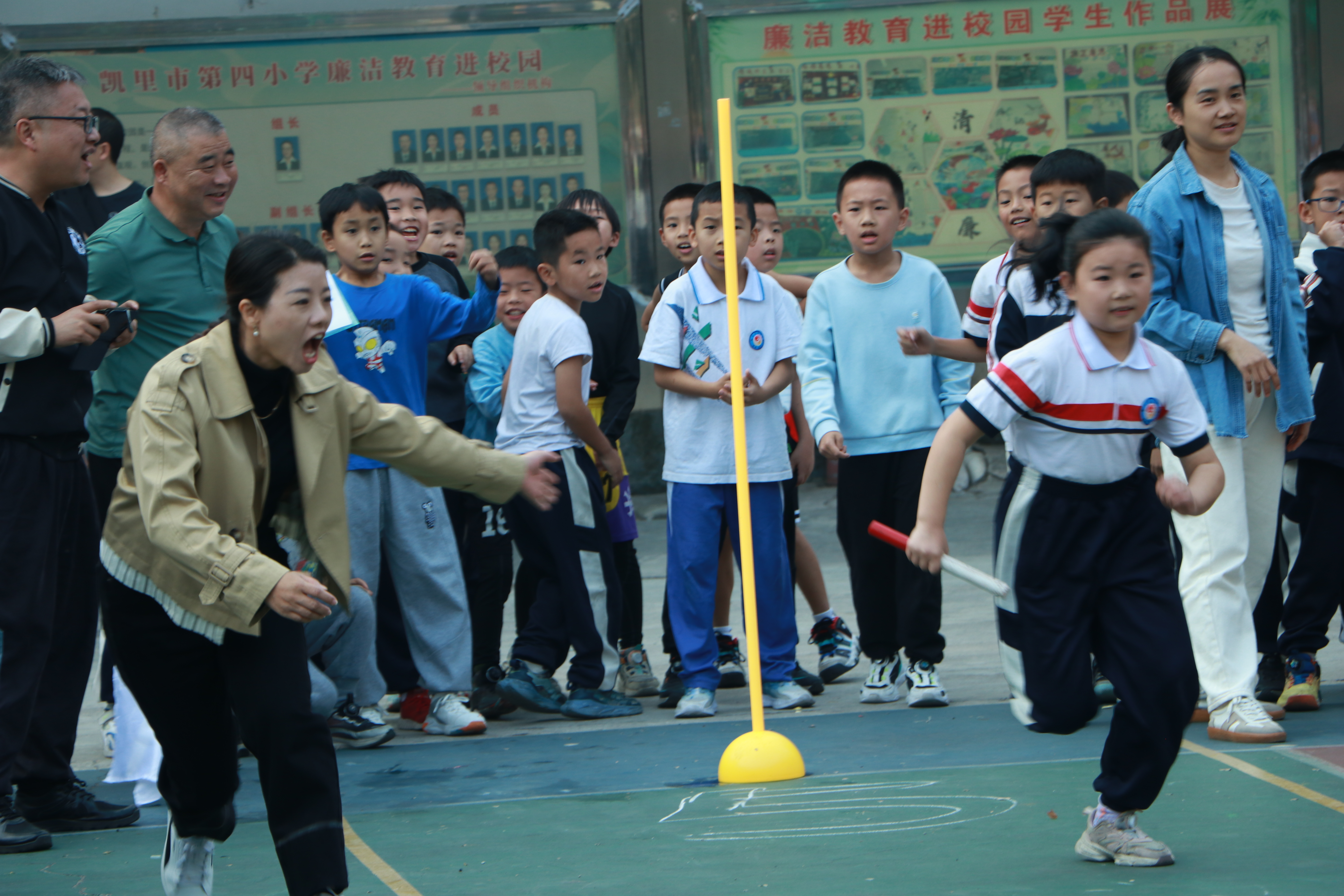 11月15日,在凯里市第四小学,学生参加接力跑比赛