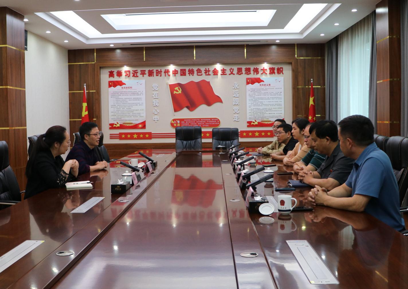 近日,台江法院举行新老班子座谈会,宋红燕,毛永飞及班子成员参加