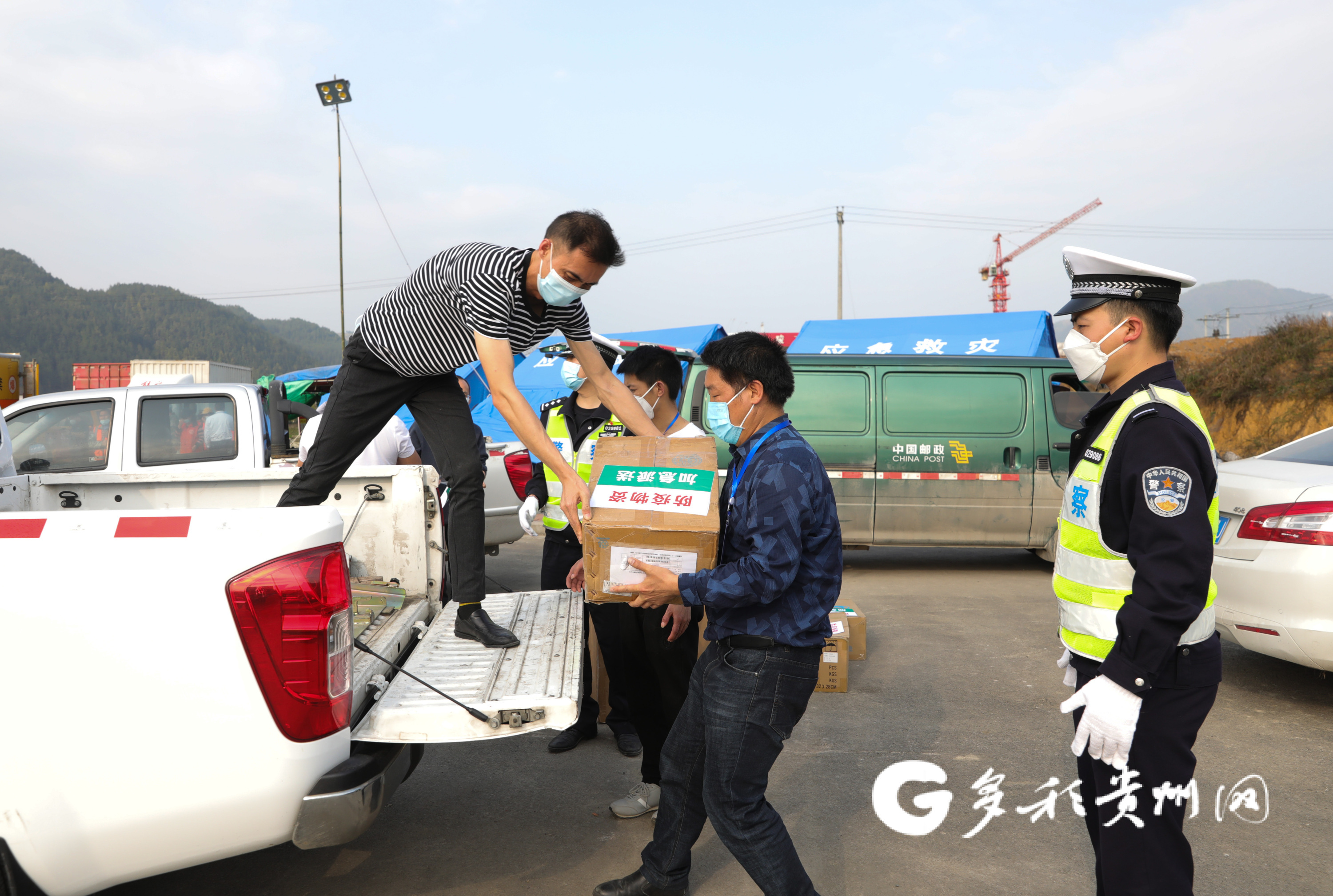 遵道行義同心抗疫務川在行動志願搬運隊在物資搬運中傳遞愛心和希望