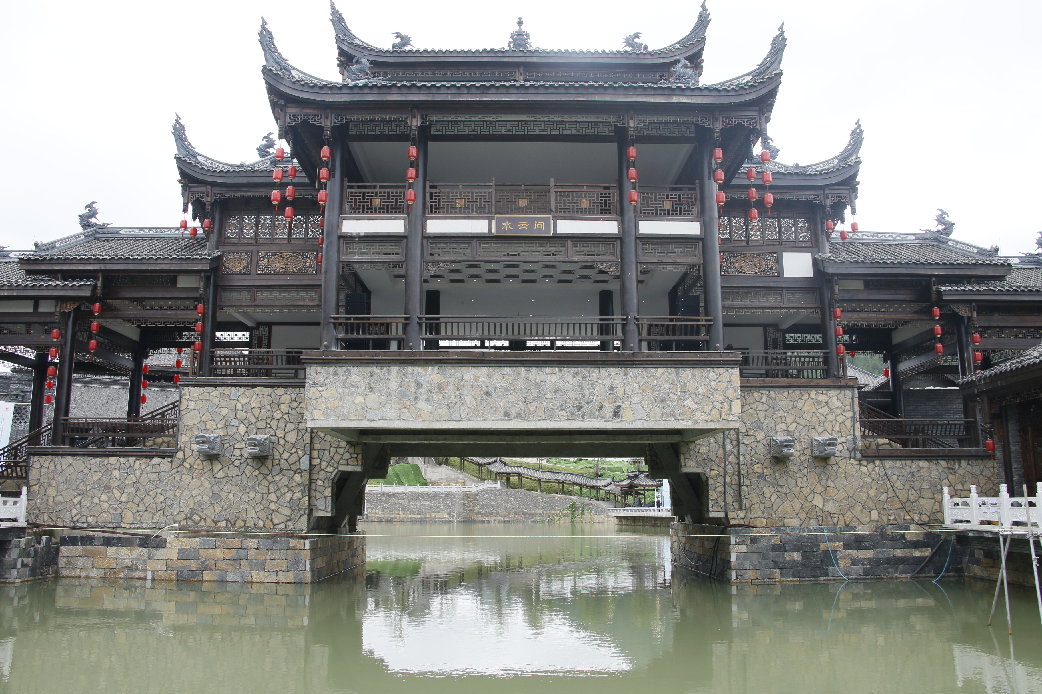 龙里水乡旅游生态城,四周青山环绕,朵花河环绕其中.