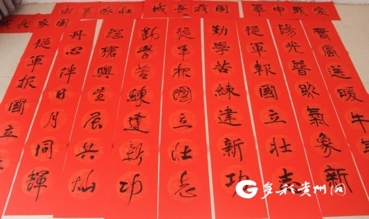 兴仁市开展为任务官兵家庭,立功受奖军人家庭,困难退役军人家庭写春联
